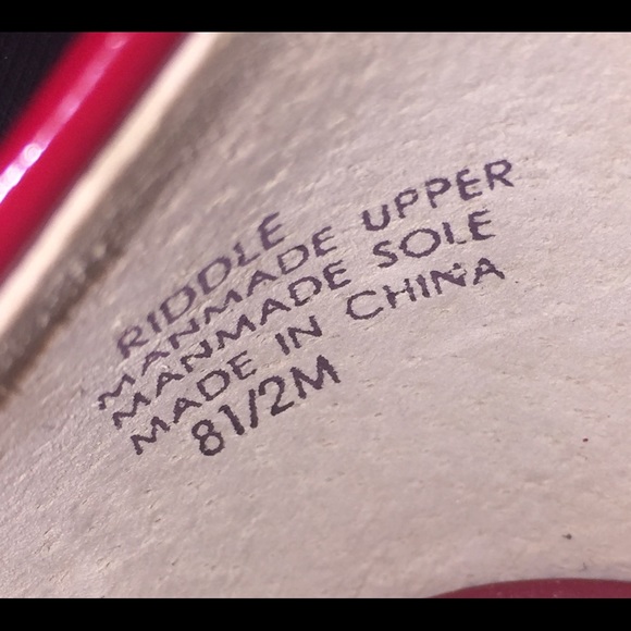 Authentic TAHARI Riddle Patent Open Toe Pump - Picture 4 of 7